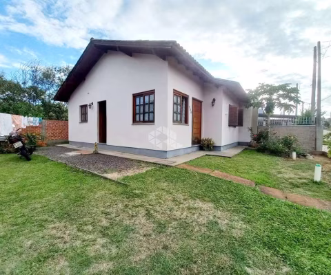 Casa alvenaria plana 2 dormitórios, sala, cozinha, 1 banheiro, vaga para estacionamento, aceita financiamento e FGTS.