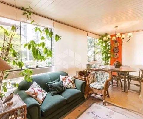 Apartamento 3 quartos, suíte e 2 vagas em bairro Petrópolis.