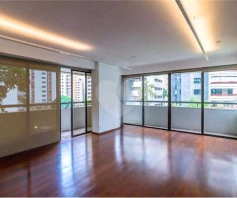 Apartamento na Aclimação reformado com varanda, 3 suítes, 4 vagas, próximo ao Parque da Aclimação !!