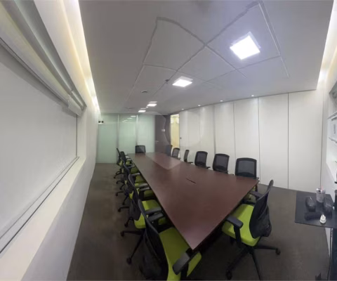 Sala comercial equipada no Condomínio Novamérica nas Nações Unidas! Ao lado do metrô Santo Amaro!
