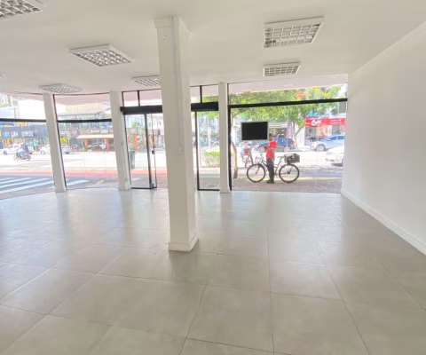 Sala bem localizada na 3º Avenida, Centro de Balneário Camboriú.