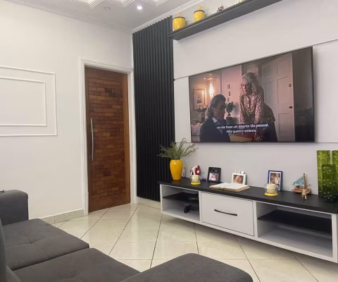 Imperdível oportunidade: Casa à venda na Guilhermina, Praia Grande-SP! 3 quartos, 1 suíte, 1 sala, 3 banheiros, 2 vagas, 195m². Venha conferir!