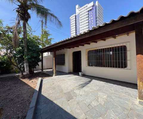 Casa à venda em Aviação, Praia Grande-SP: 2 dormitórios, 1 suíte, 1 sala, 3 banheiros, 2 vagas de garagem, 94m². Imperdível!