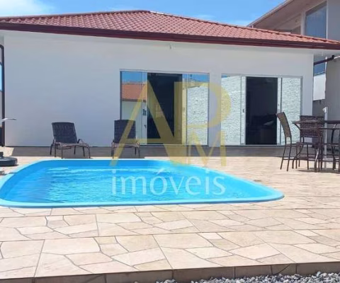 Casa à venda com piscina, edícula e sozinha no terreno na Barra do Aririu