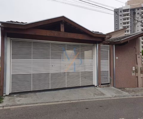Oportunidade - Linda casa em ótima localização, próximo de comércios - Vila Branca, Jacareí - Suíte com closet