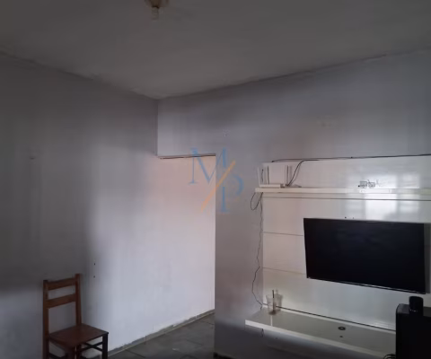 Casa com lavanderia e quintal nos fundos - Próximos de comércios - Oportunidade  no bairro Santa Maria