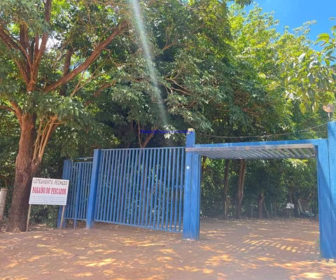 Rancho 585m²  04 dormitórios, 05 banheiros e 05 vagas de garagem, piscina e churrasqueira.  Condomínio com portaria.  Excelente localização entre as