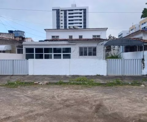 Oportunidade Rara: Casa Espaçosa a 400m da Praia!