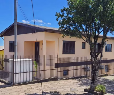 Casa de esquina com quatro quartos, um com suíte,  sala de estar e banheiro social.
Térreo com sala de estar e jantar, cozinha com churrasqueira, área de serviço, banheiro, um dormitórios, despensa, g