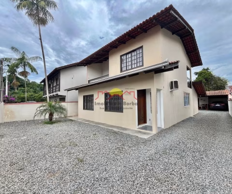12343 - Amplo Sobrado Averbado com 03 Quartos no bairro Jarivatuba