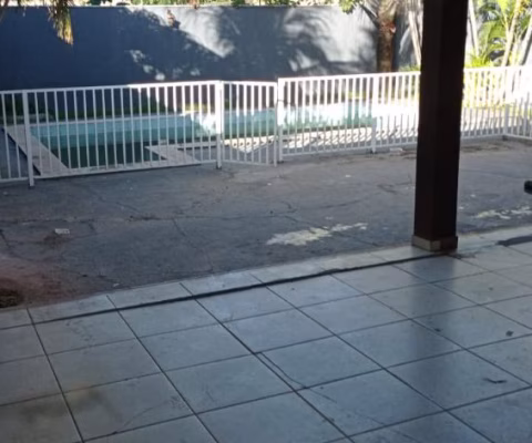 Casa sobrado com suítes e piscinas e armários planejados