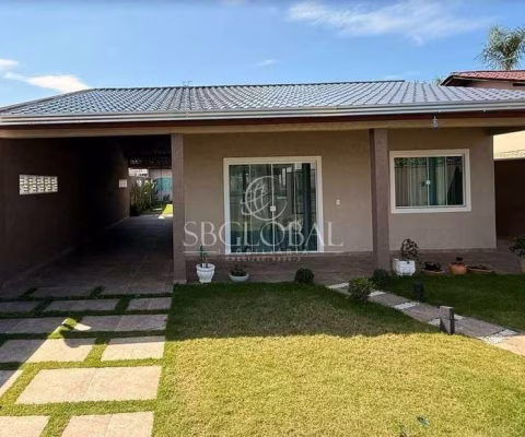 Casa com piscina á 270 metros da praia no Balneário Rainha do Mar em Itapoá-SC