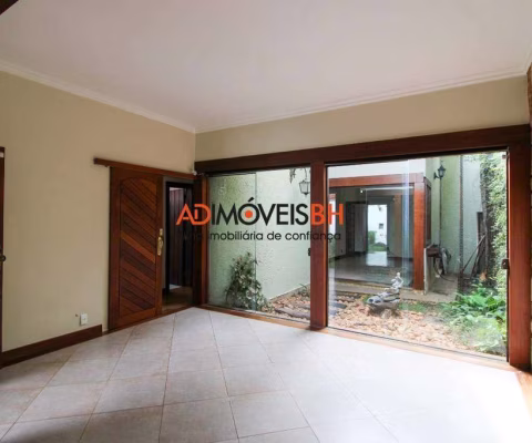 Casa residencial em lote de 330m², com 198m² de área construída, 03 quartos, 01 suíte, 04 vagas de garagem, no Santo Antônio