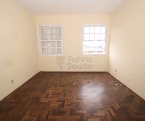 Amplo Apartamento com Três Dormitórios no Centro de Pelotas - Espaço e Conforto em Localização Privilegiada