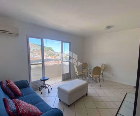APARTAMENTO SEMIMOBILIADO COM 3 QUARTOS, VAGA DE GARAGEM E VISTA PANORÂMICA NO CENTRO DE FLORIANÓPOLIS
