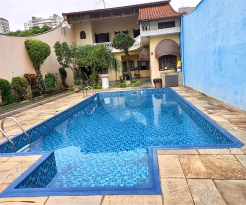 CASA À VENDA | 500 M² DE TERRENO | 3 DORMITÓRIOS (2 SUÍTES) | 6 VAGAS NA VILA GALVÃO!