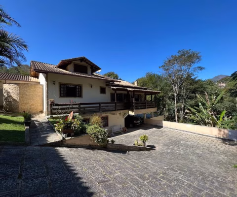 Casa duplex à venda em bairro nobre de Teresópolis – 4 quartos | 2 suítes