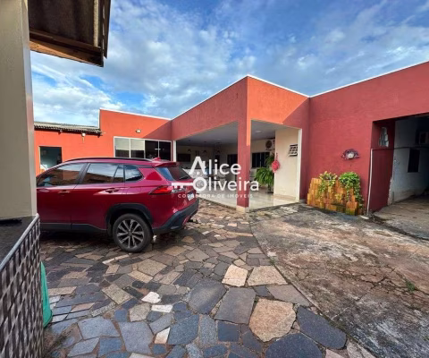 Casa à Venda com 3 quartos, 3 banheiros, 5 vagas e 400m² por R$ 350.000