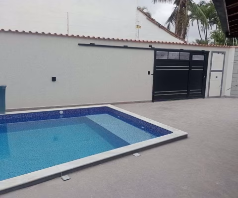Casa na Praia de Itanhaém com Piscina - 300m do Mar - Rua Pavimentada