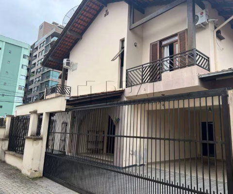 Casa residencial com potencial comercial com 270 m² semi mobiliado à venda no bairro Centro de Jaraguá do Sul
