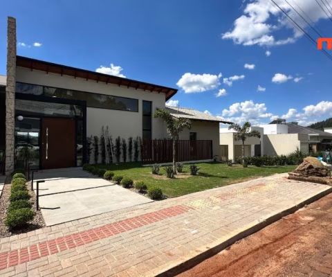Casa com 3 Suítes e piscina no Condomínio Espelho das Águas