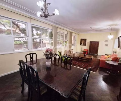 Super oportunidade!!! Amplo apartamento de 3 quartos com vaga no melhor ponto de Ipanema por um preço incrível!!!