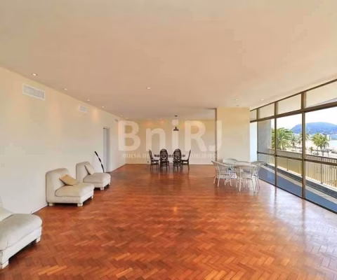 Belíssimo Apartamento 4 quartos à Venda na Avenida Atlântica em Copacabana!