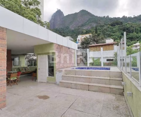UMA GRAÇA DE CASA NO HUMAITÁ EM RUA ARBORIZADA E SEM SAÍDA COM CANCELA DE SEGURANÇA 24 HORAS
