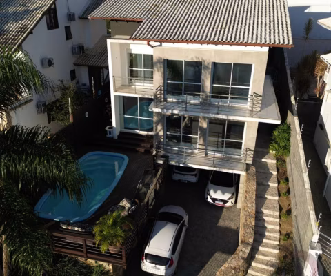 A CASA  DOS SONHOS NA PALHOÇA – EM FRENTE AO LAGO DA PEDRA BRANCA