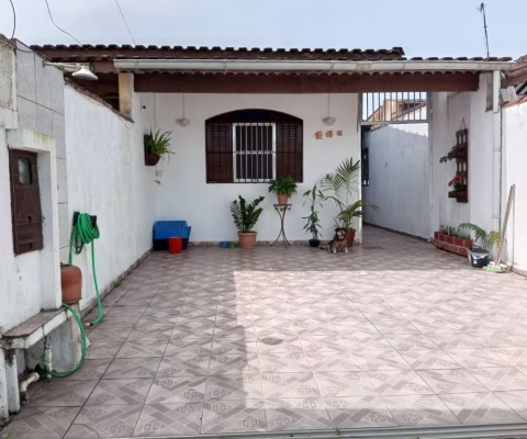 Casa com 02 dormitórios em Mongaguá