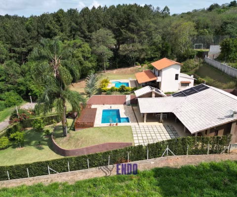 Linda Chácara em condomínio fechado com vista pra mata