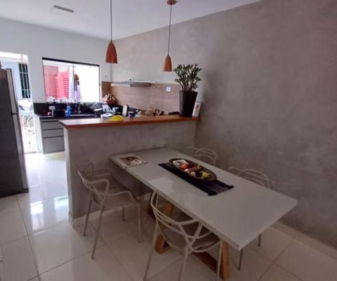 Casa com 02 dormitórios e edícula no Perequê-açu em Ubatuba.