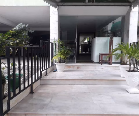 Na Barra, amplo 1 quarto/sala + dependência na João Pondé,
