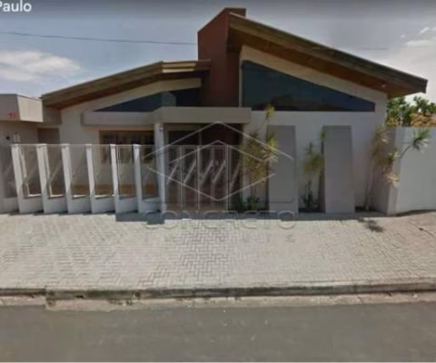 LINDA CASA RECÉM REFORMADA, COM 3 DORMITÓRIOS SENDO 1 SUÍTE E LAZER COMPLETO COM CHURRASQUEIRA E PISCINA. AGUDOS/SP