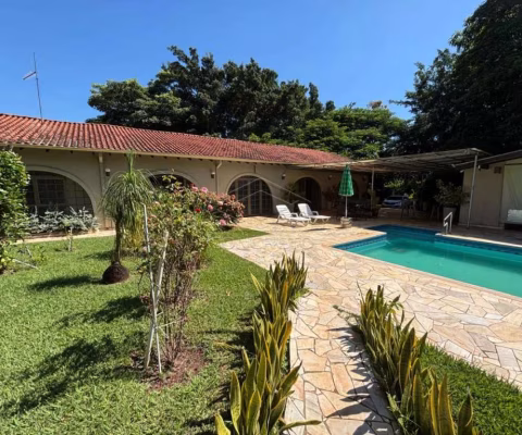 Linda Chácara à Venda - Com Piscina, Salão de Festas e Três Residências!