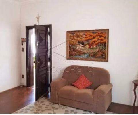 Residência com 04 dormitórios, sendo 03 súites e edícula com piscina.