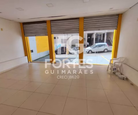 Salão Comercial ao lado da avenida Independência em rua de grande fluxo, estacionamento recuado com 02 vagas rotativas