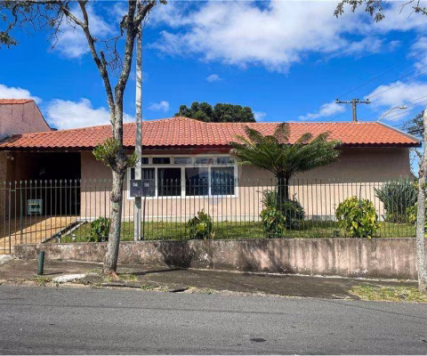 Casa térrea com 210m² de área útil, 4 quartos, bem localizada no Bacacheri