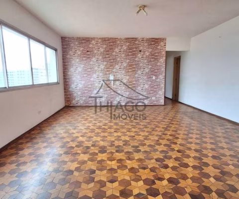 Apartamento enorme, com ambientes muito amplos, 3 dormitórios, 3 banheiros a um quarteirão do metro