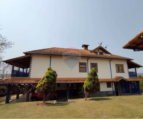 Residência de Alto Padrão em Lambari - 6 Dormitórios, 2 suítes e área gourmet.