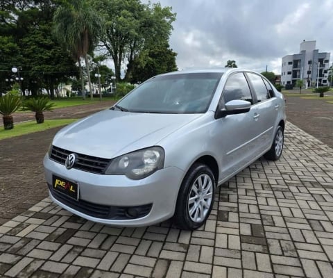 Volkswagen Polo Sedan 1.6  - Prata - 2012/2013