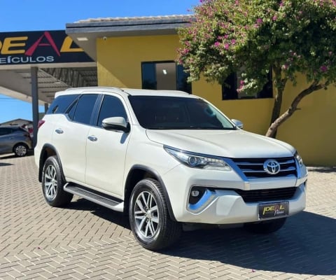 Toyota Hilux SW4 SRX 4X4 2.8  - Branca - 2018/2019