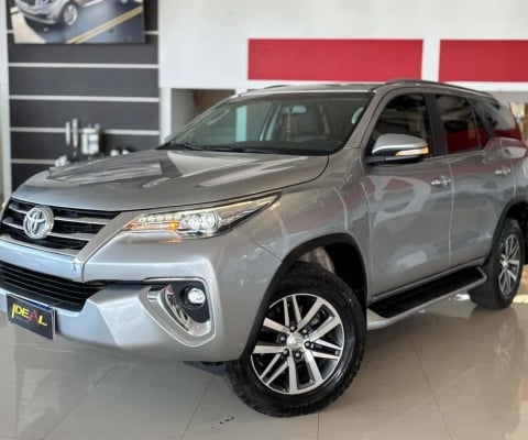 Toyota Hilux SW4 SRX  - Prata - 2018/2018