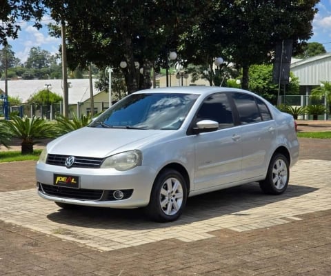 Volkswagen Polo Sedan COMFORT. 1.6 - Prata - 2011/2012