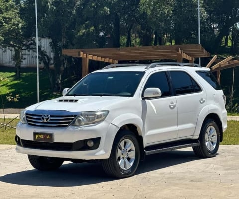 Toyota Hilux SW4 SRV4X4 - Branca - 2012/2013