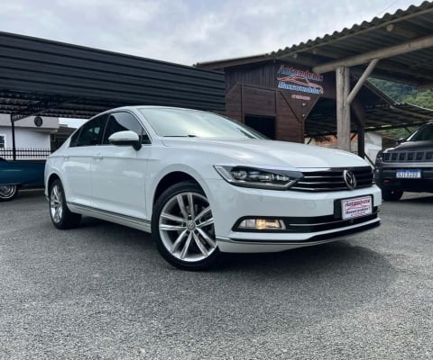 Volkswagen Passat Highline 2.0 TSI 220cv Tip.  - Branca - 2017/2018