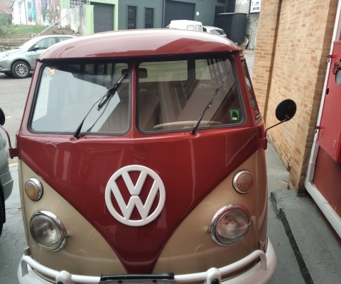 VOLKSWAGEN KOMBI à venda.