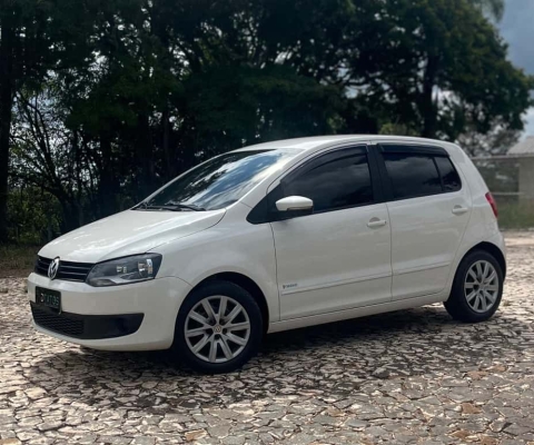 Volkswagen Fox 1.0 Mi Total Flex 8V 5p  - Branca - 2012/2013