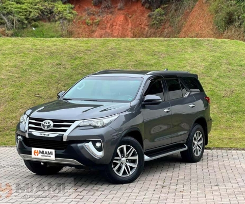 Toyota Hilux SW4 SRX 2.8 com 7 lugares - Cinza - 2019/2019