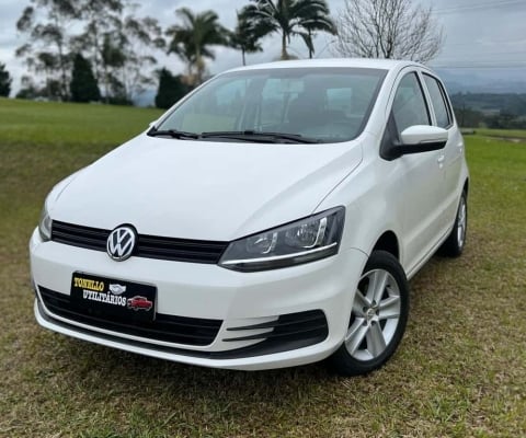 Volkswagen Fox Trendline 1.0 Flex 8V 5p  - Branca - 2014/2015